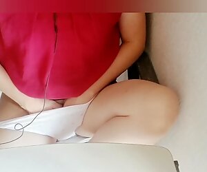 Házas női chat maszturbációs videó. egy feleség, aki rikítónak érzi magát, és kéri, hogy emelje fel a lábát és nézze meg