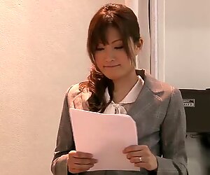 Japanilainen milf Rin Ninomiya sormeiltu ennen nussittua todenmukaisessa klipissä