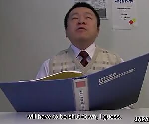 Asiatisk kollegium pige, Sayaka Aishiro giver blowjobs til sin underviser, ucensoreret