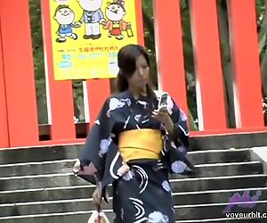 日本人与穿着和服的可爱少女进行胸部鲨鱼动作
