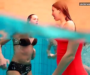 ثلاث سيدات عارية يستمتعن في الماء
