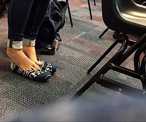 Японская девушка Toms откровенной камерой играет с обувью в классе