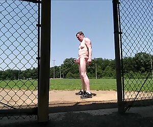 Công cộng đổ mồ hôi mông fuck với máy rung tại công viên bóng eddie3261 07-17