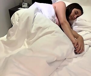 Madrastra durmiendo en hotel