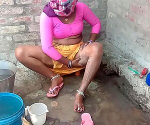 Indiase bhabhi met grote borsten neemt buitenbad