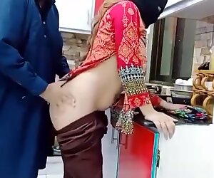Pakistanilainen vimo anaali reikä perseestä keittiössä, kun hän työskentelee selkeällä äänellä