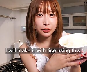 [biple view full] fazer arroz de omelete com um avental nu.