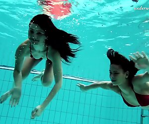 Deux beautés chaudes de russie en tchèques piscine