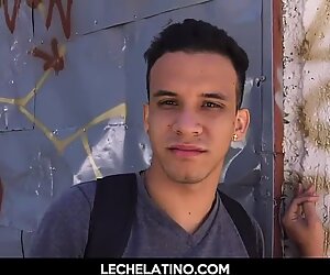 Sementales latinos sin cortar chupando su prepucio-lechelatino.com