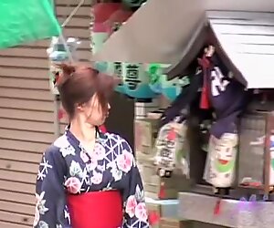 Симпатичная японская гейша участвует в по-настоящему вдвоем сцене с акулой