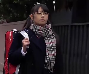 Hot japansk teenager Airi Sato sutter på lærernes store diller