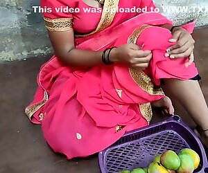 Indias chica pobre vendiendo un mango y follando duro