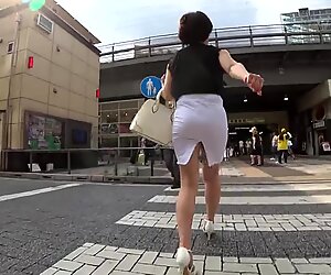 Јапанска милф (мама коју бих јебао) у белој сукњи