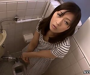 Saki Aiba - japonki dziewczyna to masturbacja bez cenzury