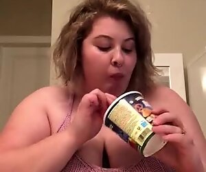 Пышная ббв голодна, поэтому она ест мороженое